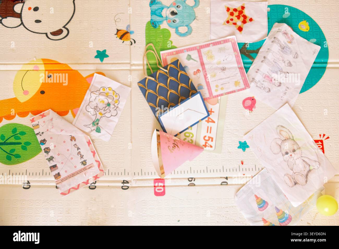 Fogli di lavoro didattici, cancelleria colorata, adesivi e materiali didattici disposti su un tavolo di studio per bambini. Perfetto per la scuola a casa Foto Stock