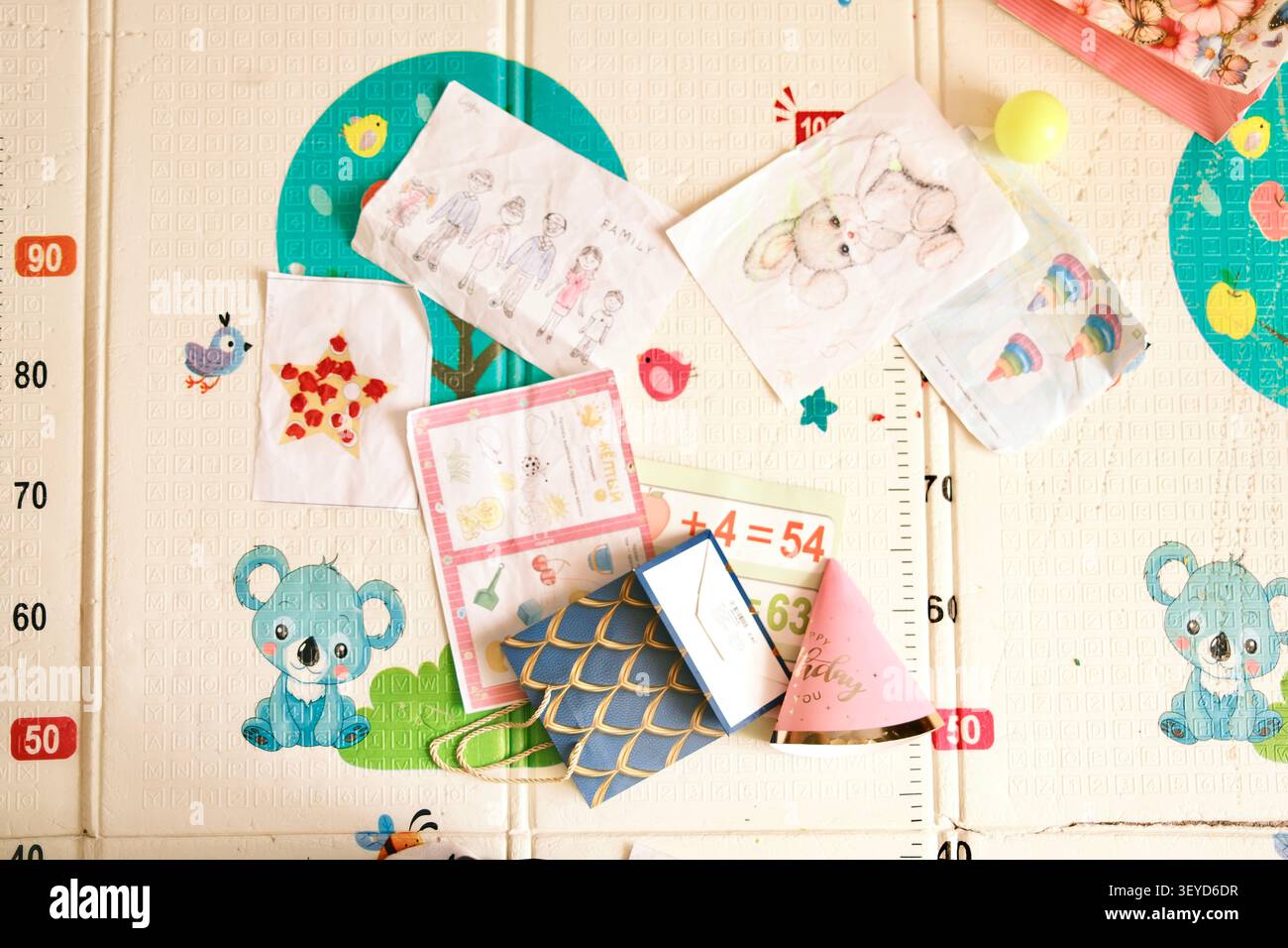 Spazio di lavoro creativo con disegni colorati per bambini, cancelleria, adesivi e materiali didattici. Ideale per imparare, studiare a casa, creare creatività Foto Stock