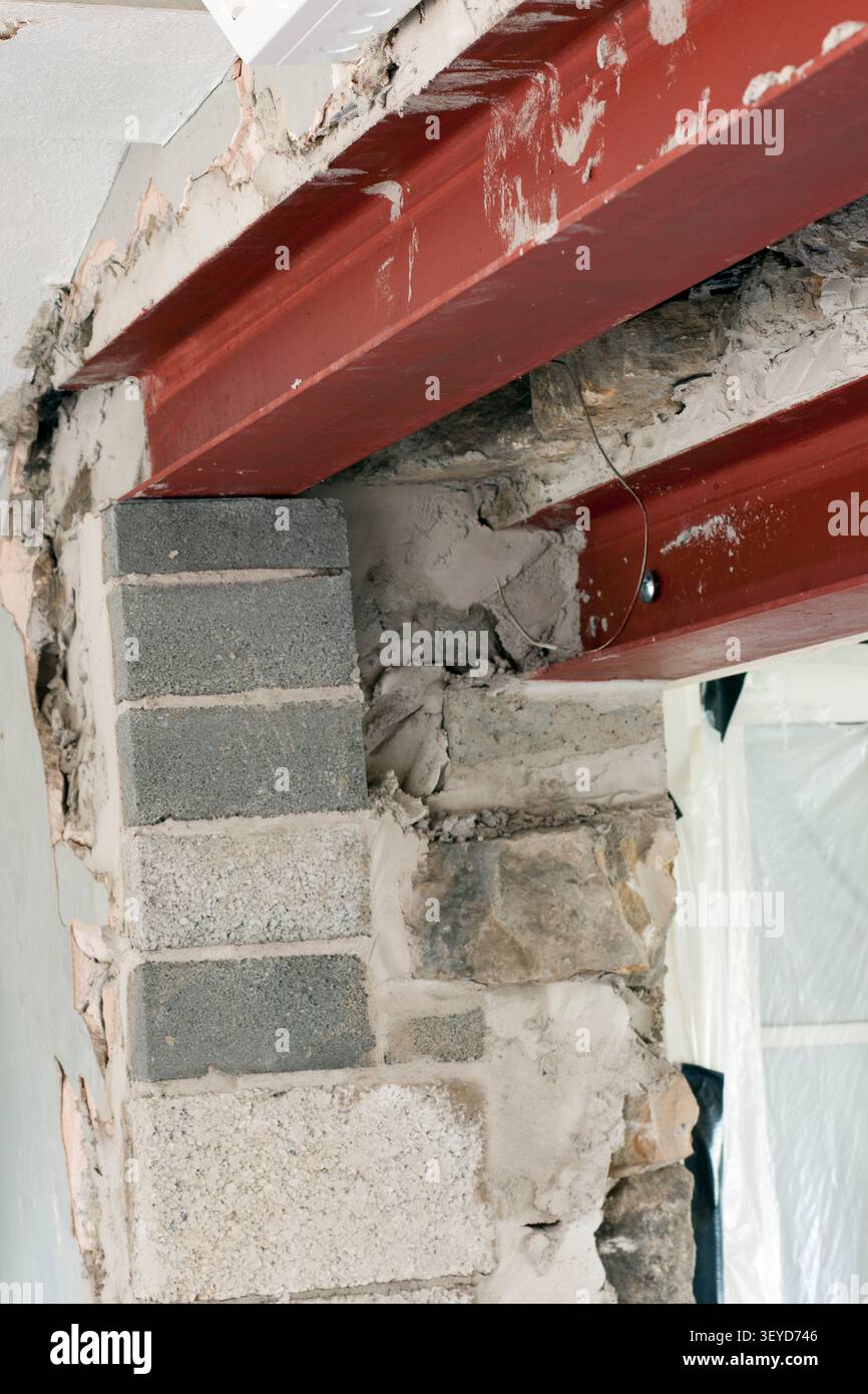 RSJ in acciaio doppio che supporta una parete interna in pietra di 2 piedi di spessore che in precedenza era una parete esterna Foto Stock
