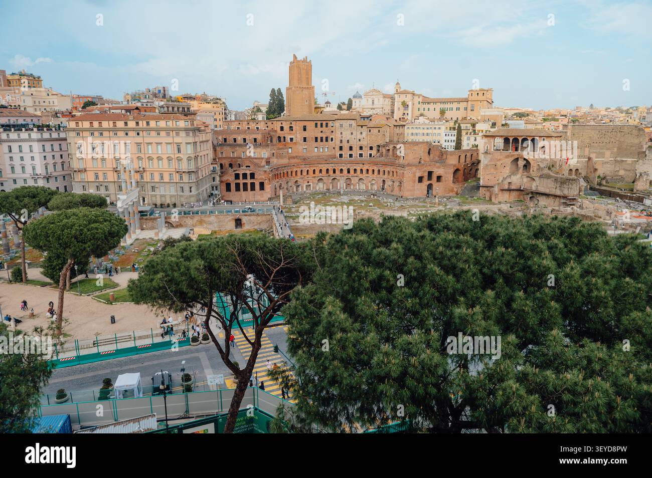 Vista panoramica del mercato di Traiano e del foro di Traiano a Roma Foto Stock