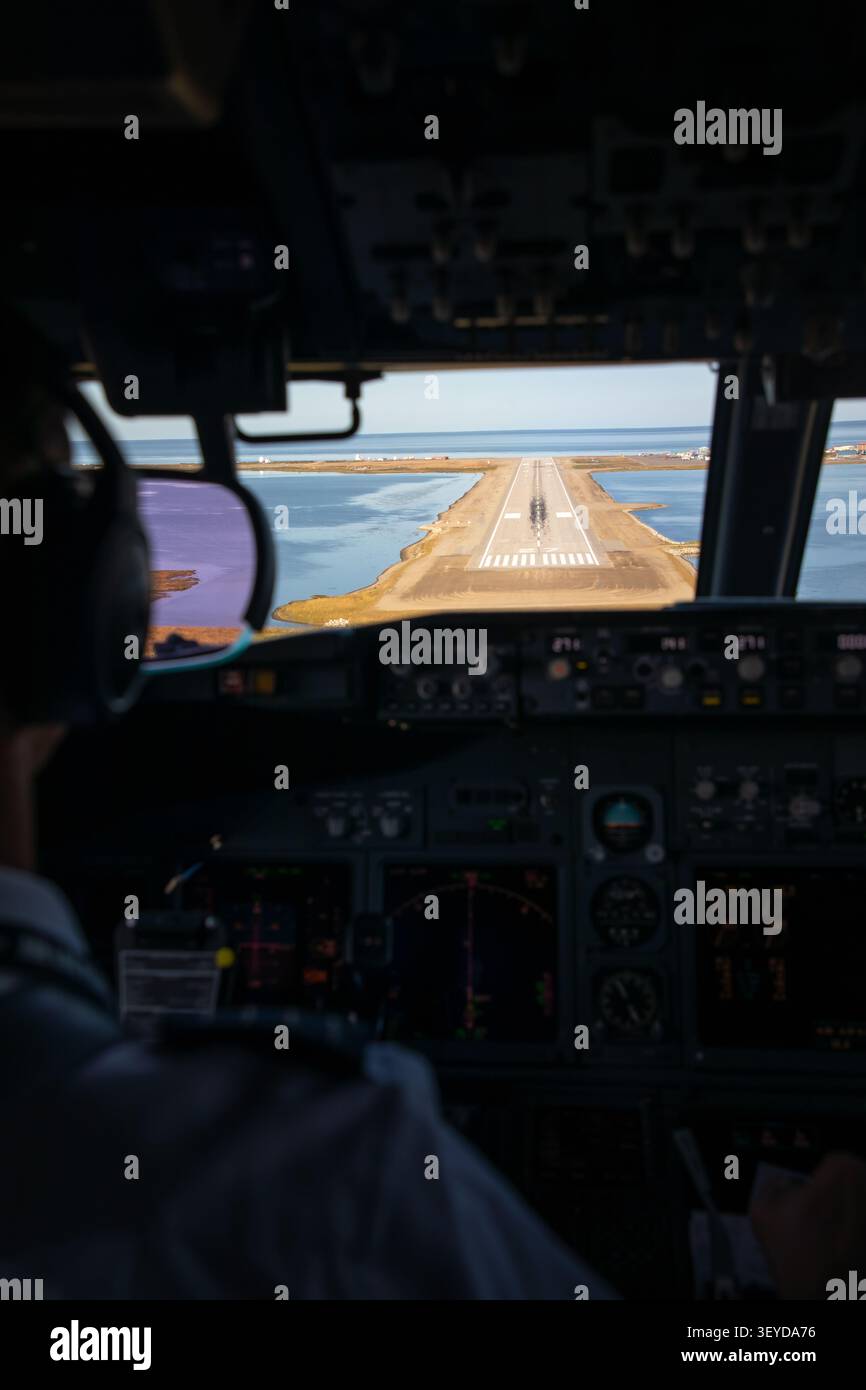 Vista dall'interno della cabina di pilotaggio durante l'avvicinamento all'atterraggio Foto Stock