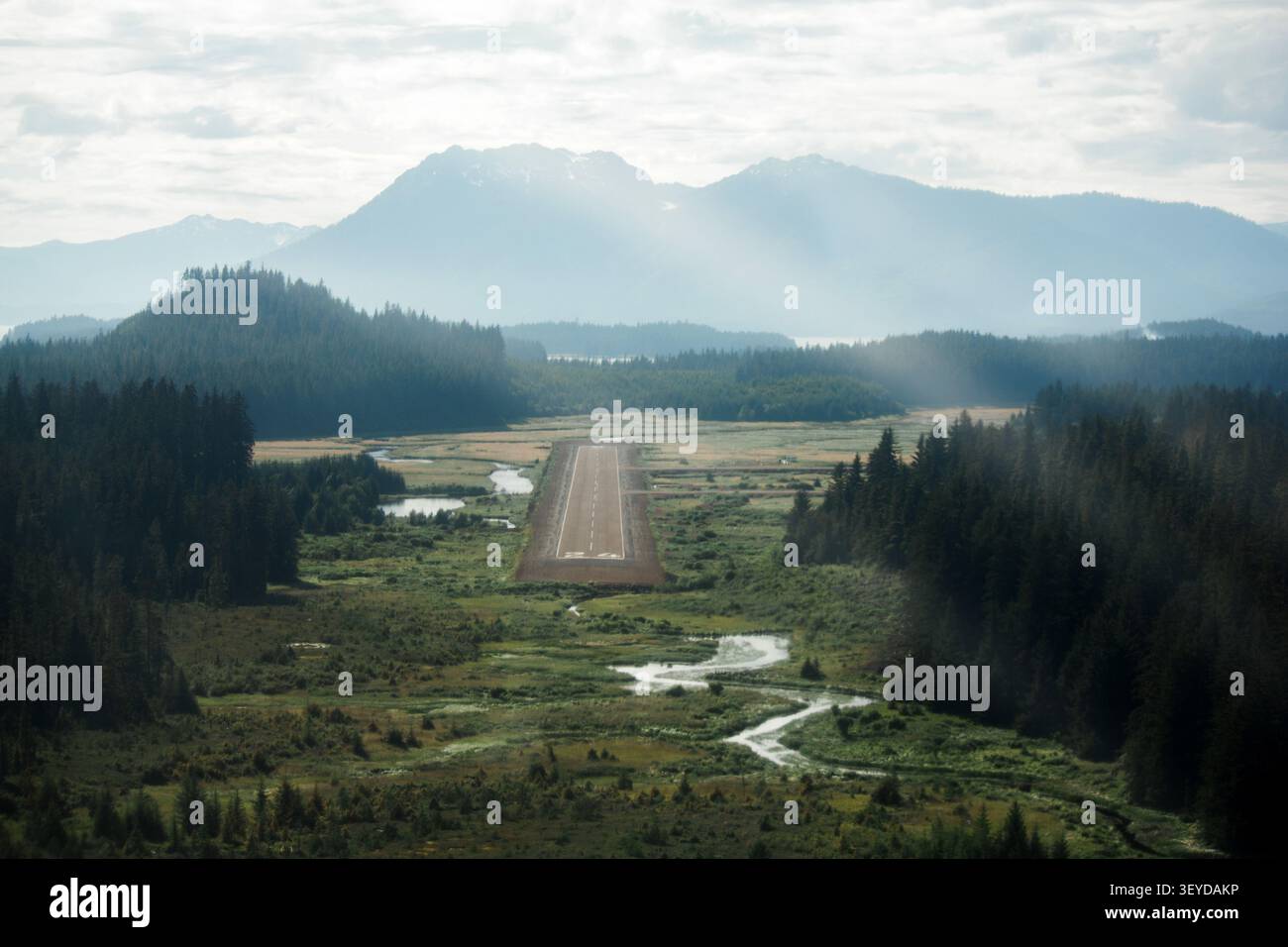 Pista di atterraggio remota in una lussureggiante valle di montagna Foto Stock