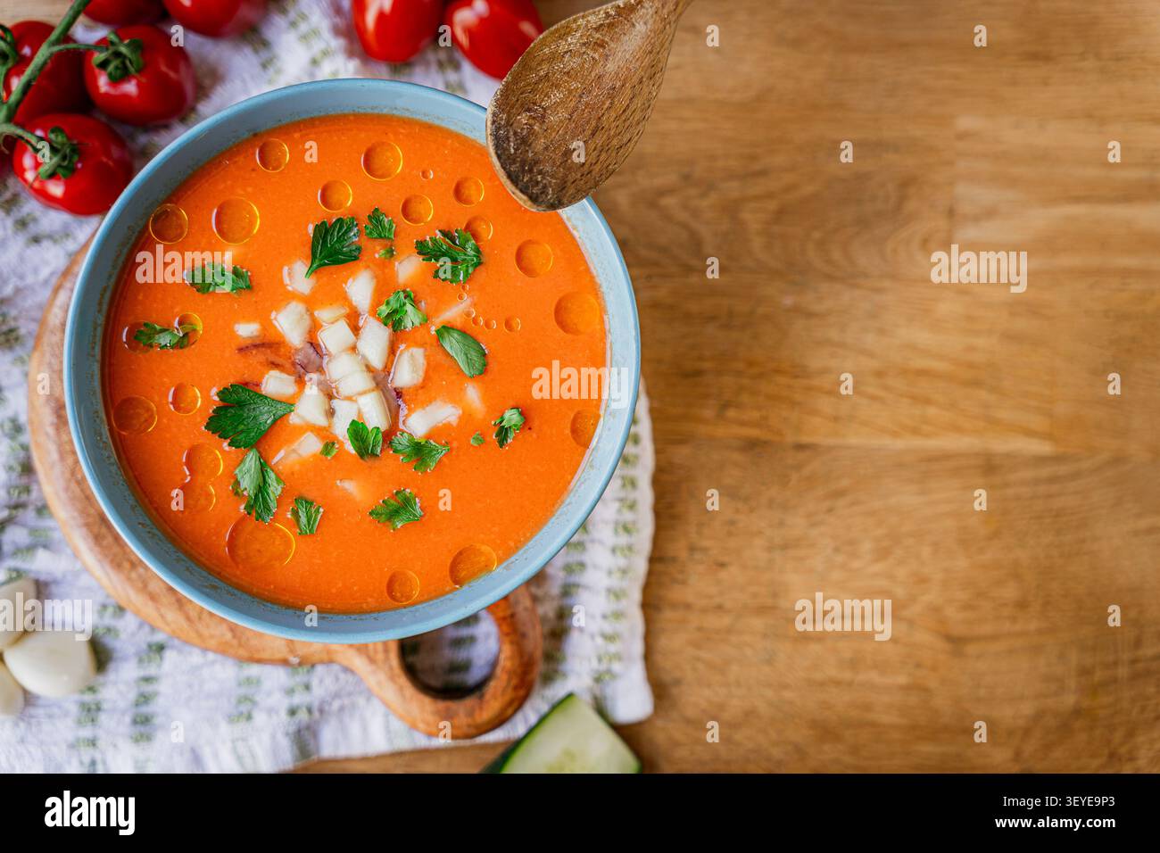 gazpacho spagnolo tradizionale su un panno da tavola in ciotola, con ingredienti freschi e olio d'oliva, cibo estivo e zuppa fresca con peperone e pomodoro Foto Stock