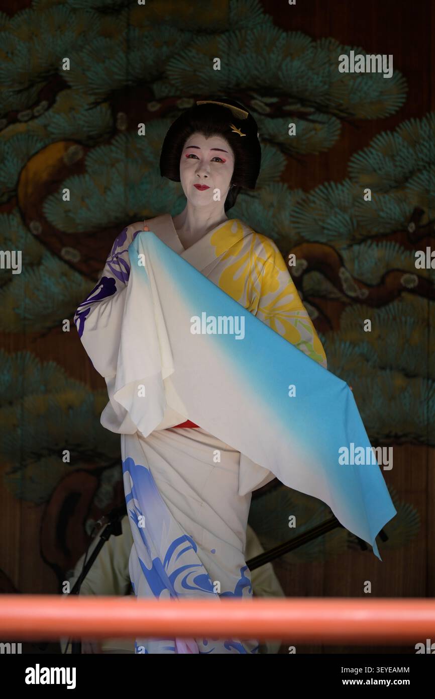 Tokyo, Giappone - 17 maggio 2026: Ballerina tradizionale giapponese che indossa un kimono formale esegue la danza dedicatoria Hōnō Buyō mentre graziosamente holdi Foto Stock