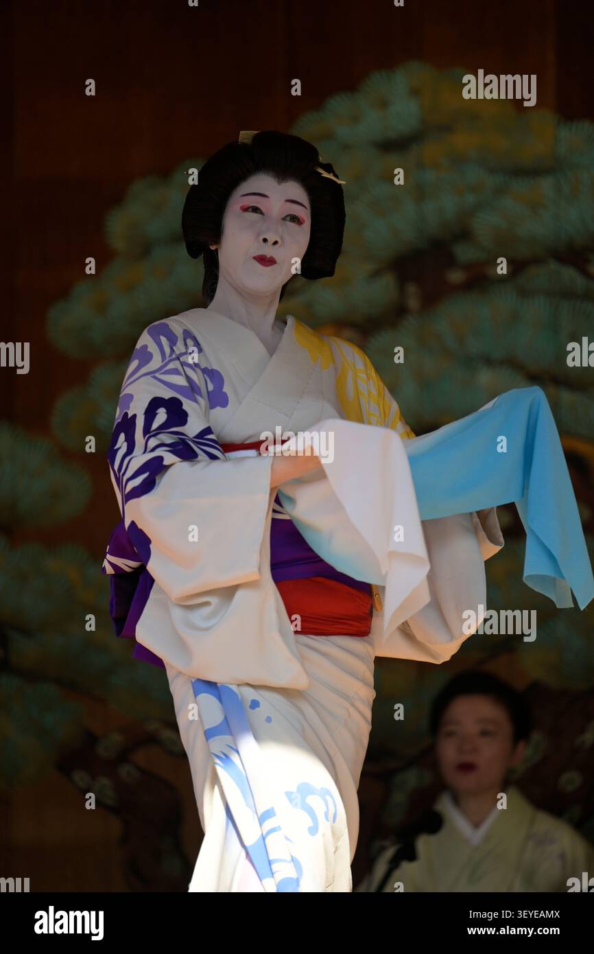 Tokyo, Giappone - 17 maggio 2026: Ballerina tradizionale giapponese che indossa un kimono formale esegue la danza dedicatoria Hōnō Buyō con un bianco e pallido Foto Stock