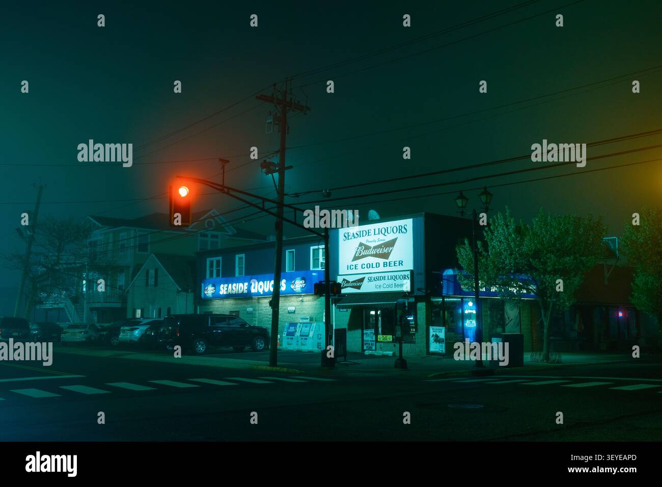 Seaside Liquors in una notte nebbiosa, Seaside Heights, New Jersey Foto Stock