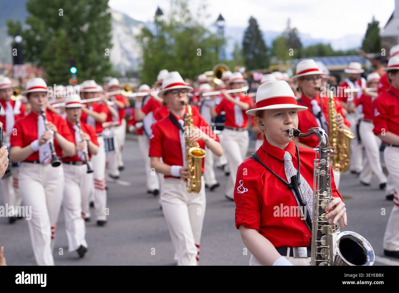 Il Canada Day si celebra nel centro di Banff, Alberta Canada, con una parata lungo Banff Avenue. Foto Stock