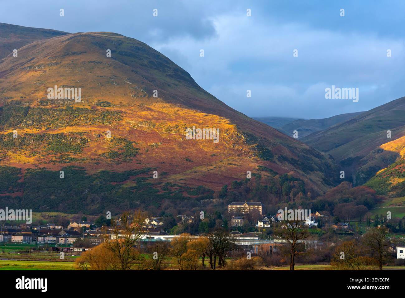 Tramonto sulle Ochil Hills, dal luogo delle carovane Woods, vicino ad Alva, Clackmannanshire, Scozia, Regno Unito Foto Stock
