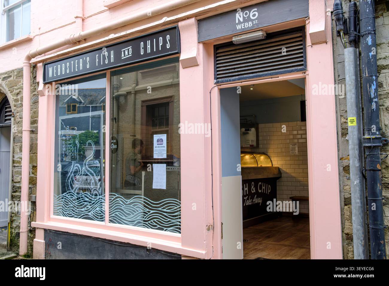 Fowey è una città portuale e meta di vacanze in Cornovaglia Regno Unito Websters Fish and Chips Foto Stock