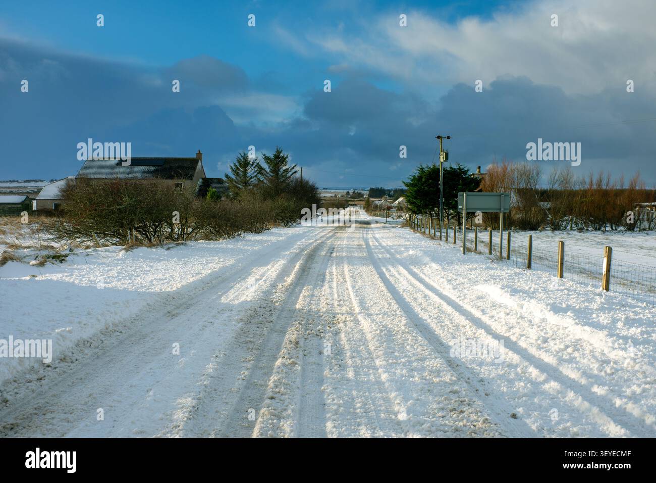 Il principale Thurso a John O'semole road, la A836, coperta di neve in inverno. Presso il villaggio di Mey, Caithness in Scozia, Regno Unito Foto Stock