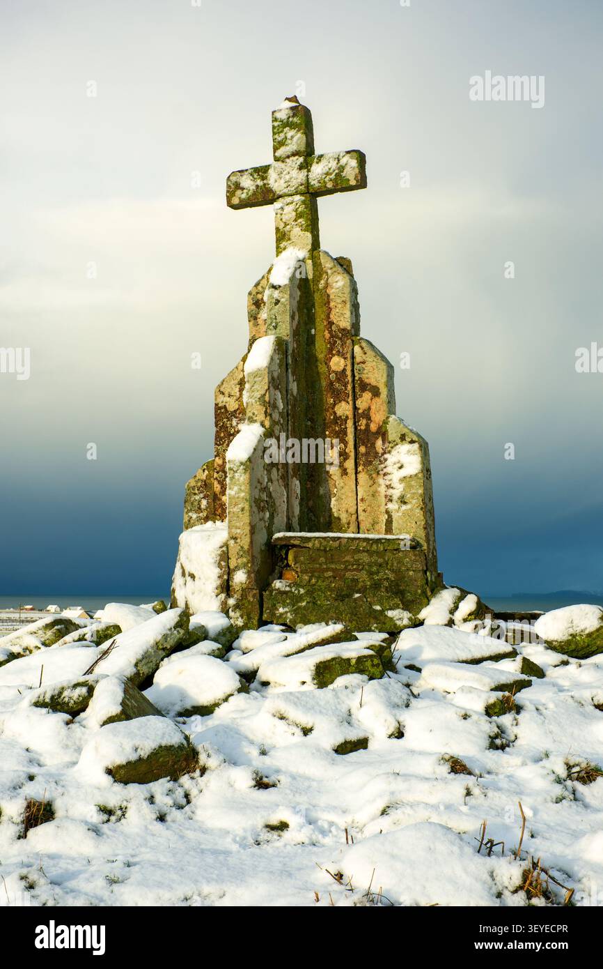 Croce di pietra sulla Cairn di Mey, vicino al villaggio di Mey, Caithness, Scozia, Regno Unito. Foto Stock