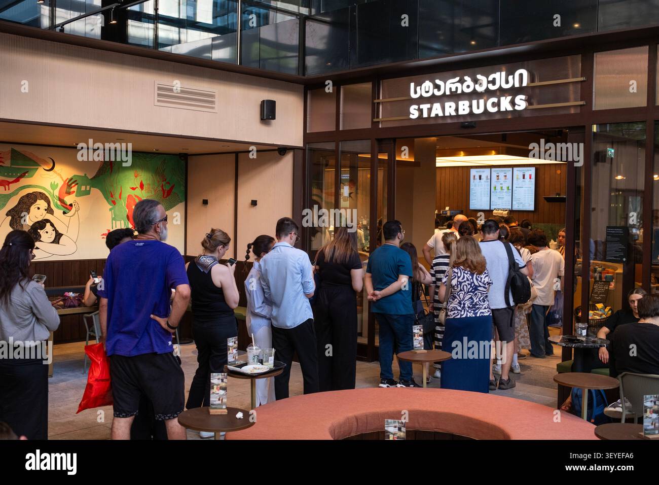 Tbilisi, Georgia. 3 luglio 2026. Le persone si allineano al primo negozio Starbucks il giorno di apertura a Tbilisi, Georgia. (Credit Image: © Moe Zoyari/ZUMA Press Wire) SOLO PER USO EDITORIALE! Non per USO commerciale! Foto Stock