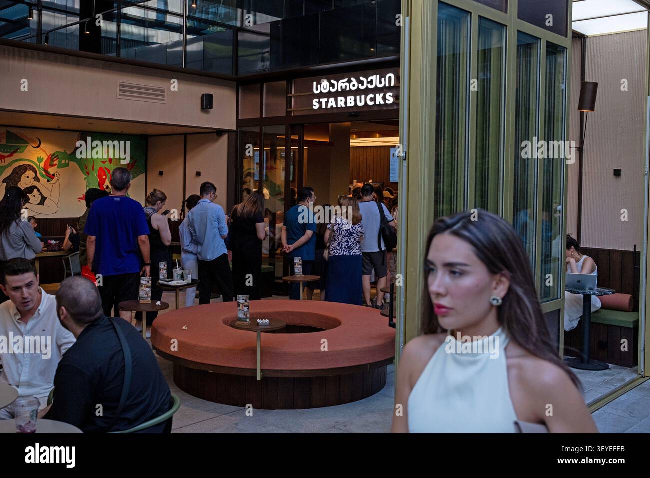 Tbilisi, Georgia. 3 luglio 2026. Le persone si allineano fuori dal primo negozio Starbucks il giorno di apertura a Tbilisi, Georgia. (Credit Image: © Moe Zoyari/ZUMA Press Wire) SOLO PER USO EDITORIALE! Non per USO commerciale! Foto Stock