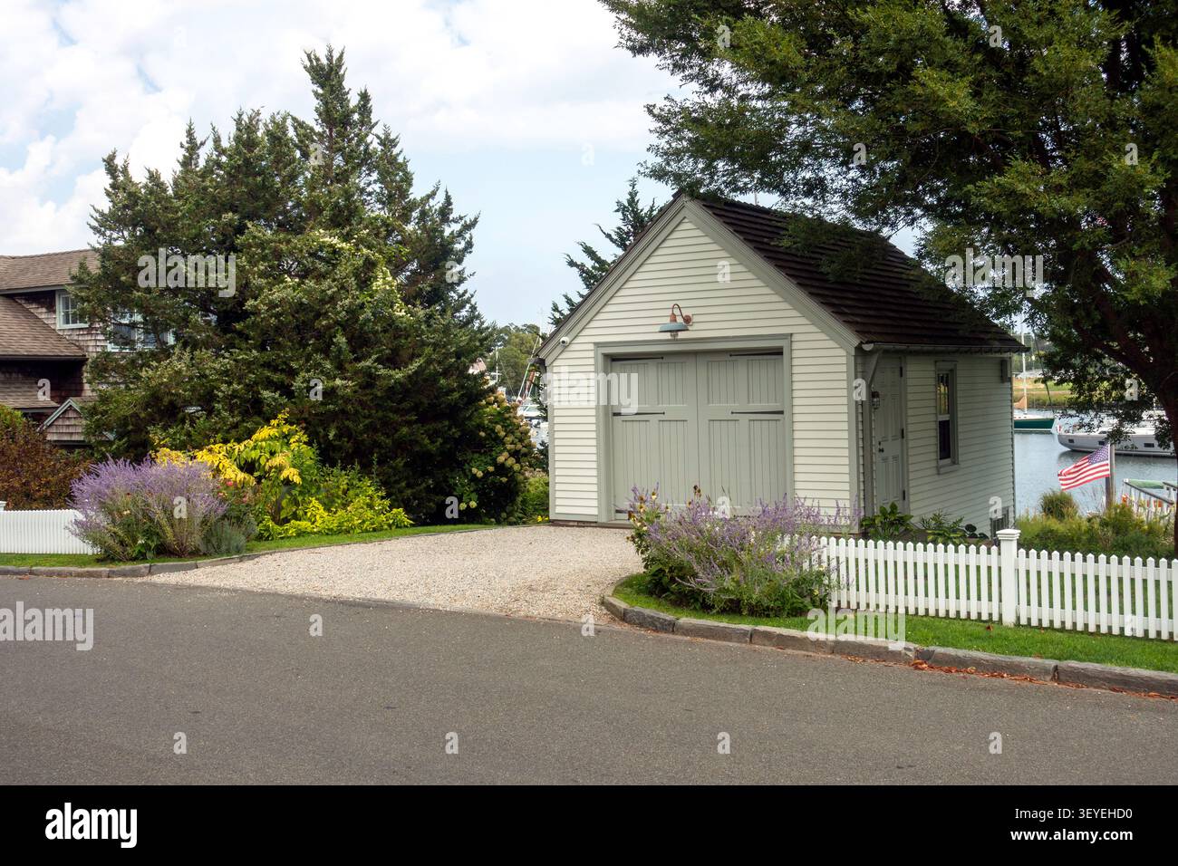 Garage autonomo e capannone con vialetto di ciottoli a Southport, CT Foto Stock