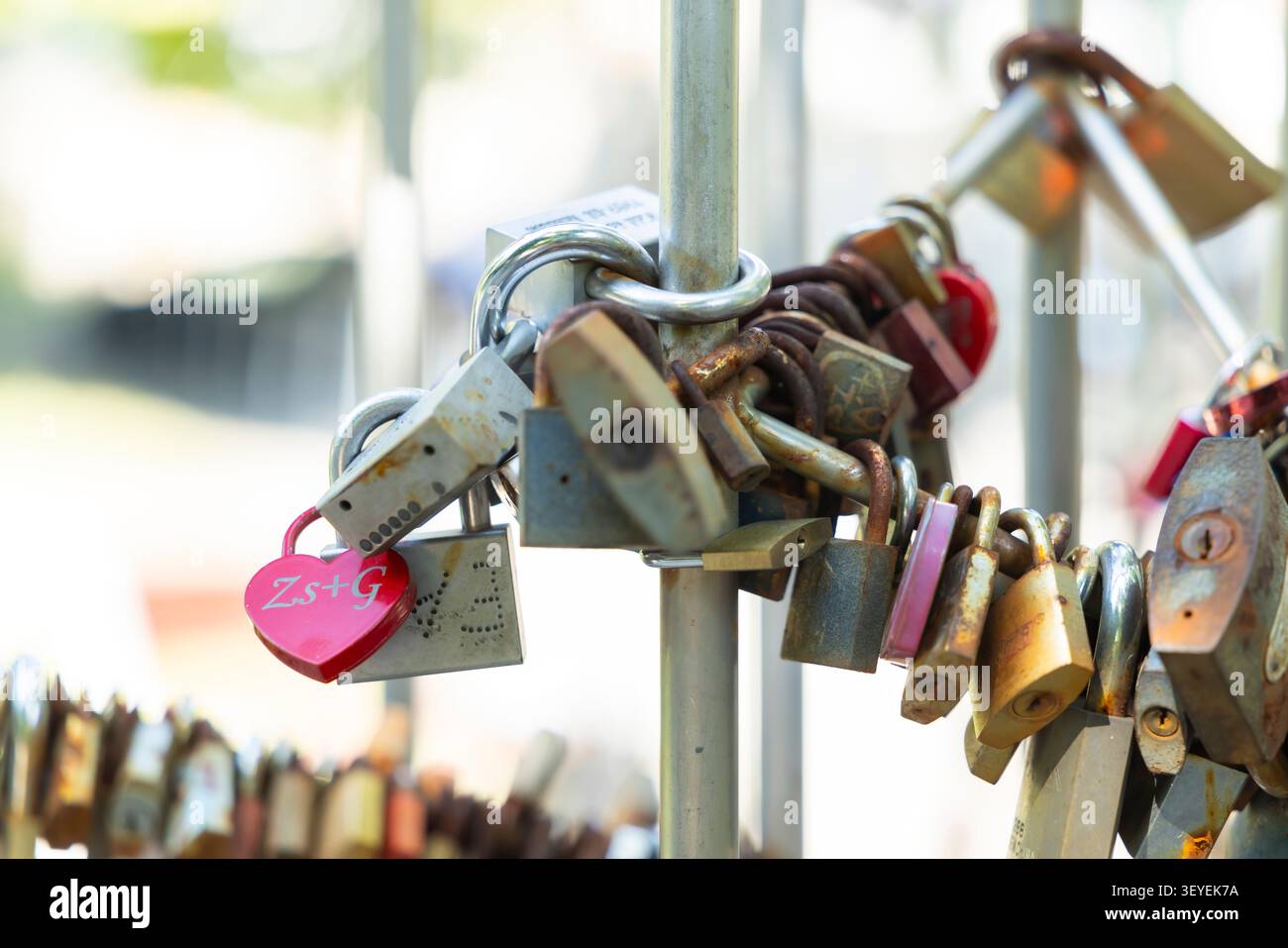 Serrature d'amore di coppie che simboleggiano l'impegno eterno attaccato a una ringhiera di metallo Foto Stock