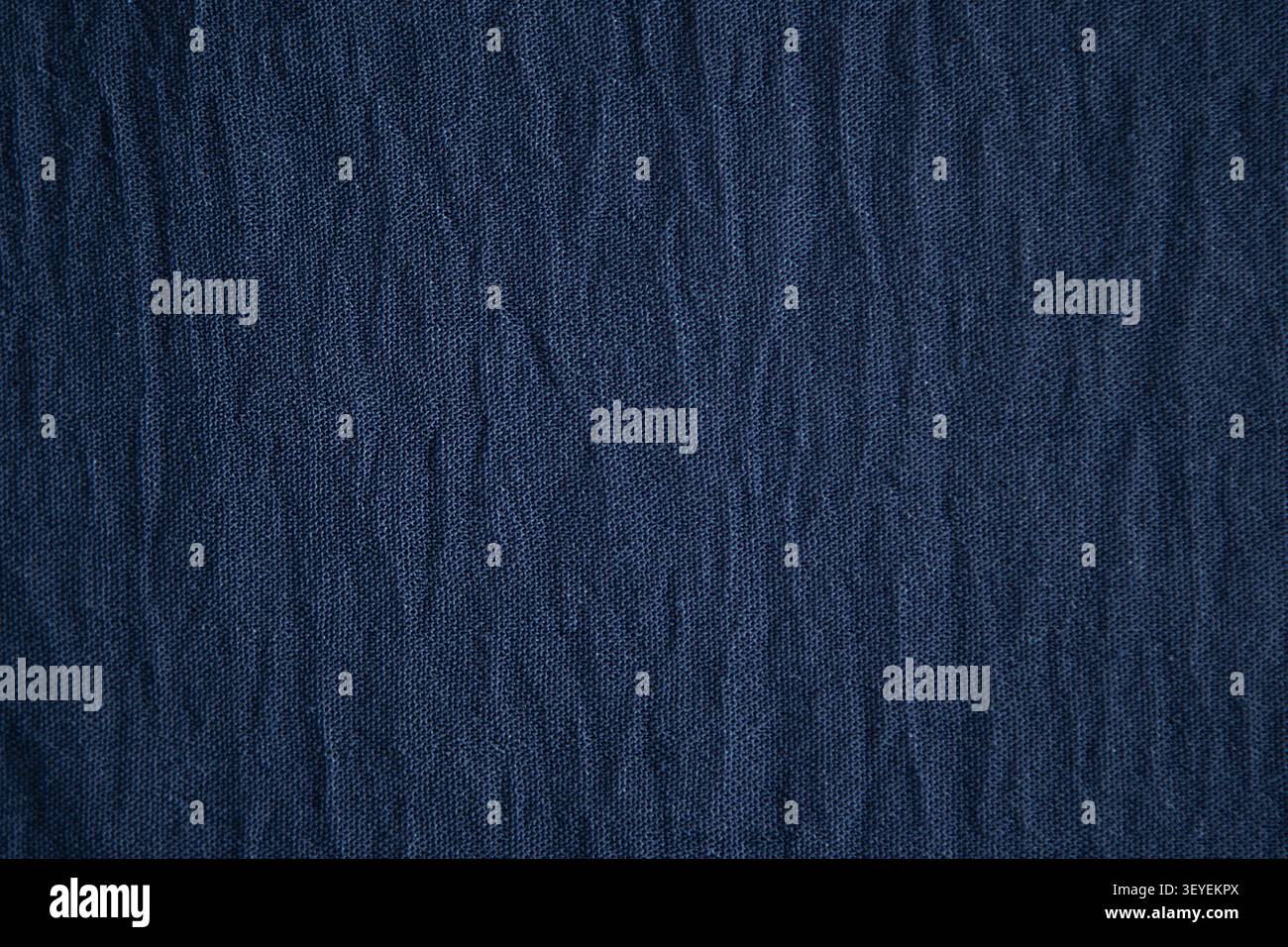 Tessuto blu navy con sottili rughe, sfondo ideale per il design e la fotografia dei prodotti Foto Stock