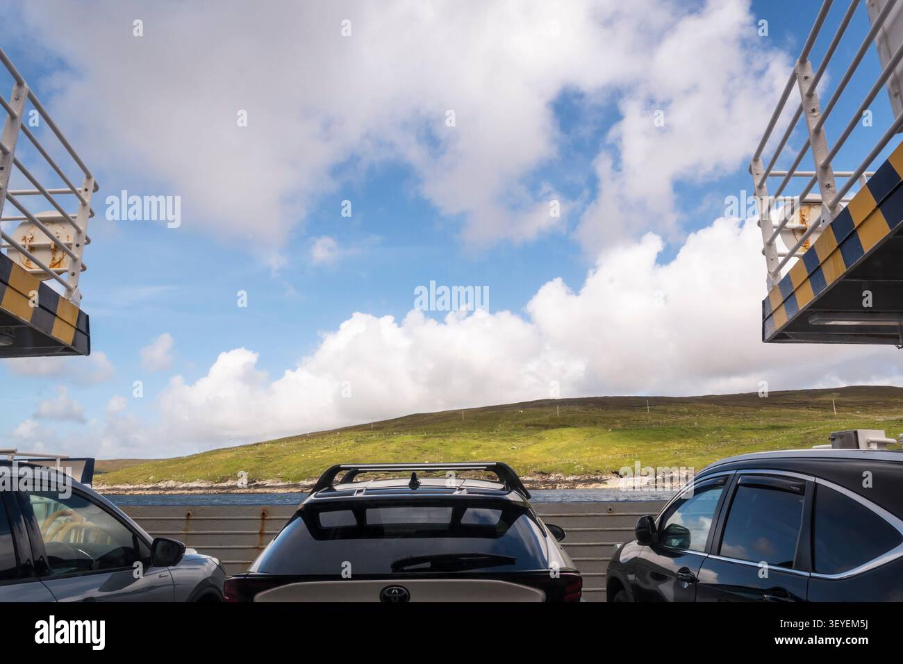 Vista dal ponte auto del traghetto tra Mainland e Whalsay, Isole Shetland. Foto Stock