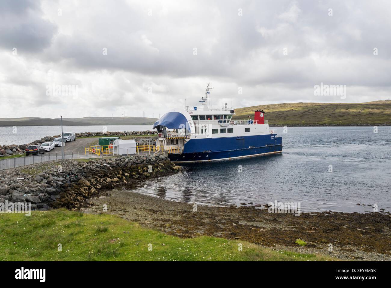Il traghetto MV Linga a Laxo, sulla terraferma delle Shetland, si prepara a partire per Symbister, Whalsay. Foto Stock