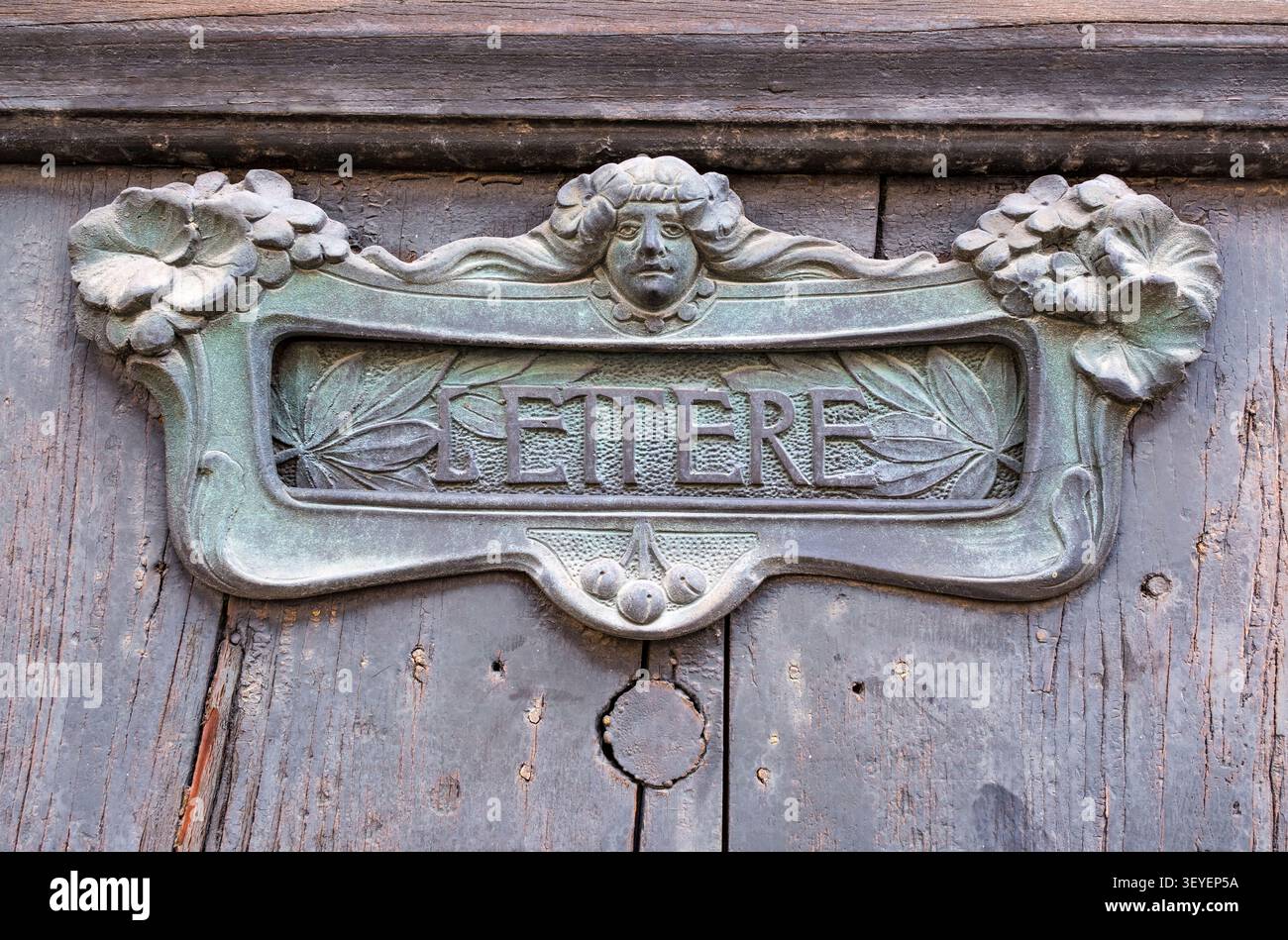 Una vecchia cassetta delle lettere in stile art nouveau in una porta a Udine, nel nord Italia. Foto Stock
