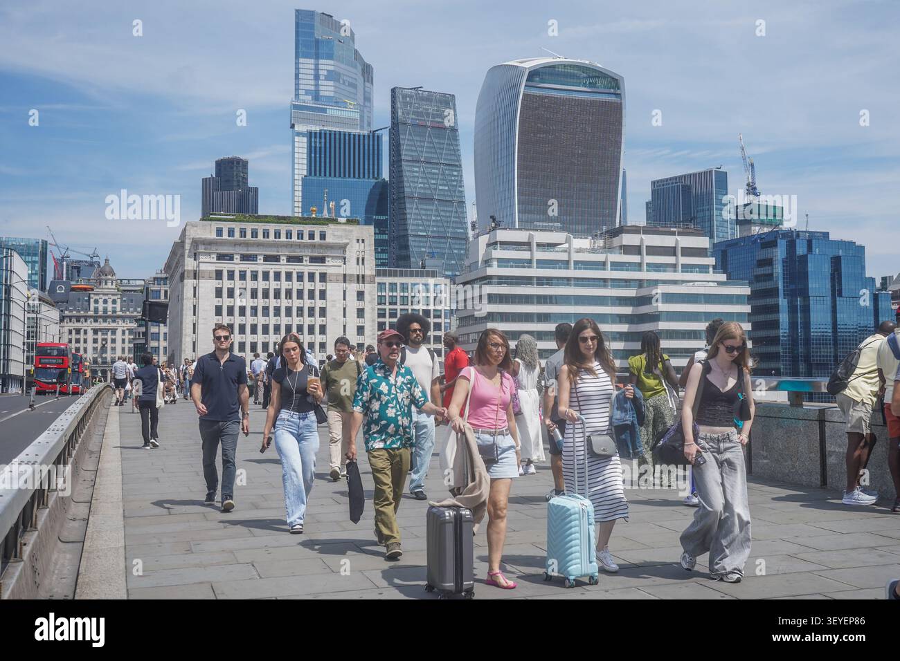 3 luglio i pedoni affrontano condizioni calde e umide sul London Bridge Foto Stock