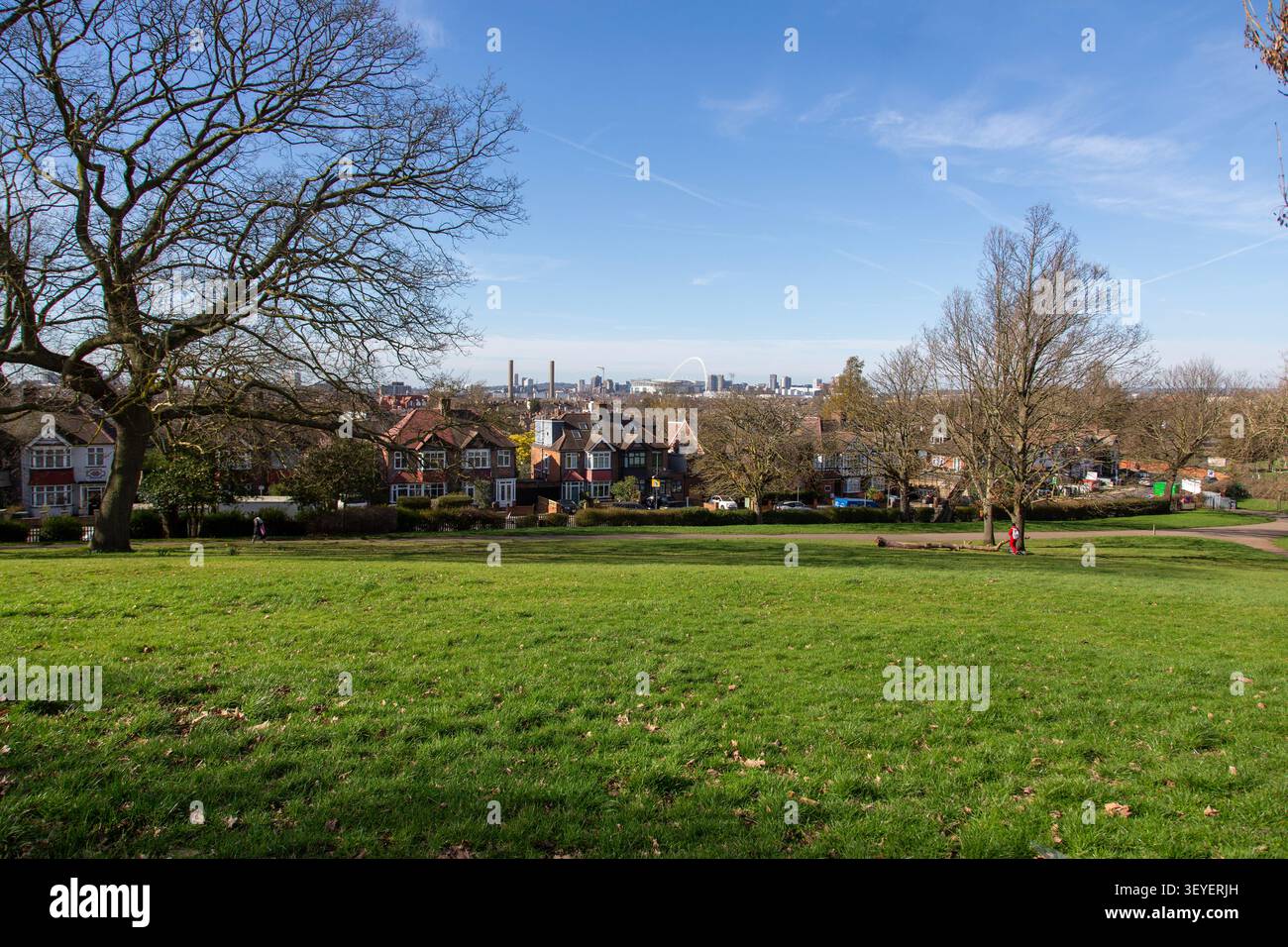 Vista dello stadio di Wembley da Roundwood Park, Harlesden, Londra, Inghilterra, Regno Unito Foto Stock