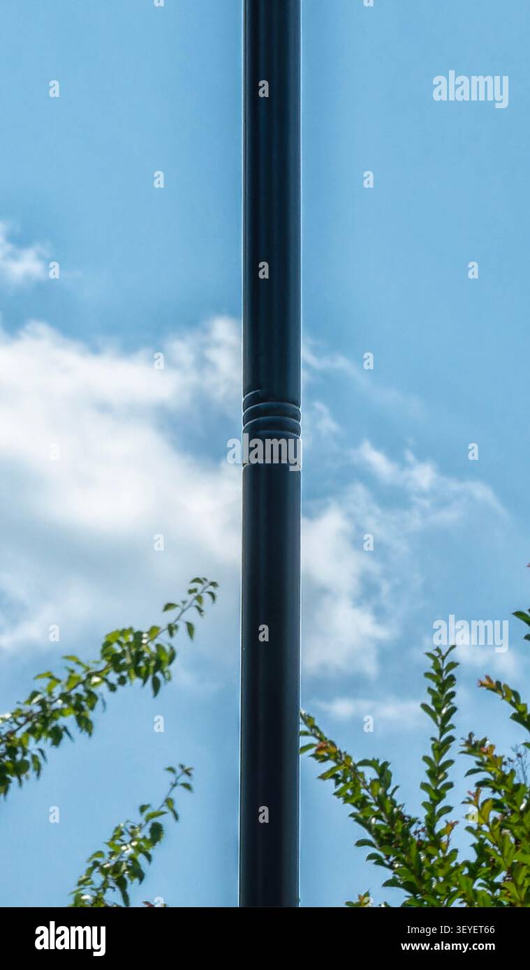 Un palo nero per luci da strada all'aperto davanti al cielo Foto Stock