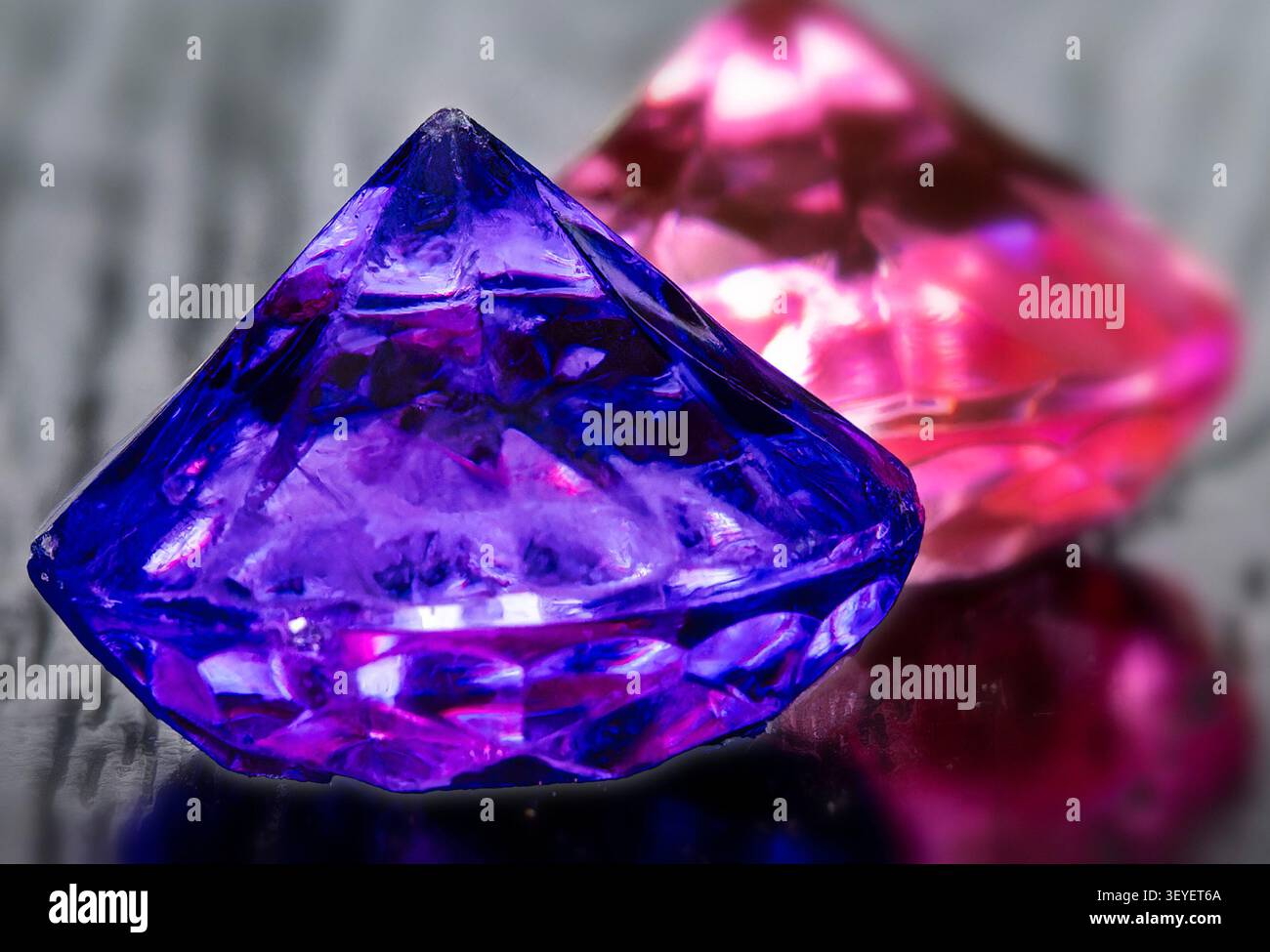 Piccoli oggetti in vetro a forma di diamante come foto astratta Foto Stock