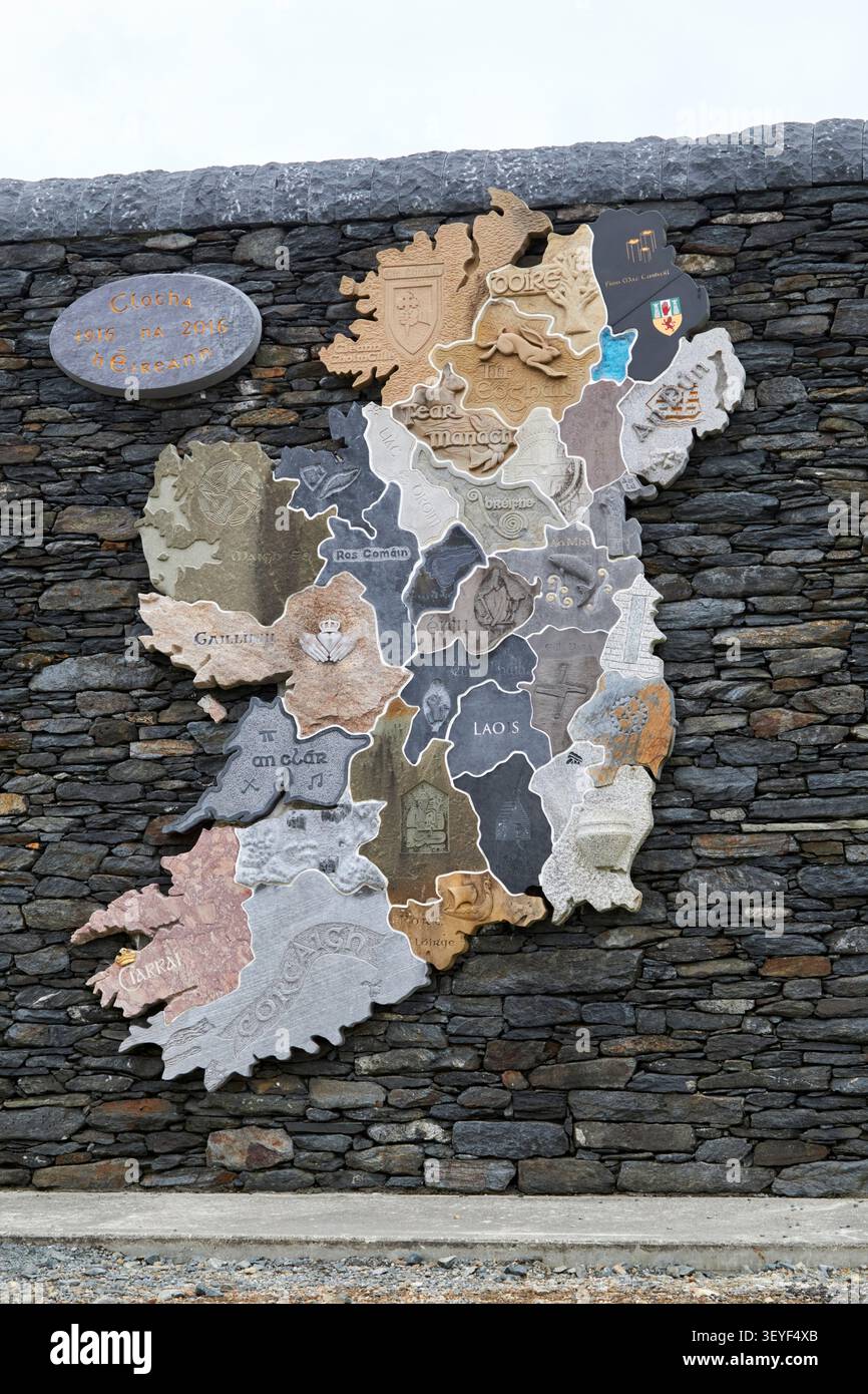 mappa delle contee dell'irlanda composta dalle rocce di ogni contea glencolmcille contea donegal repubblica d'irlanda Foto Stock