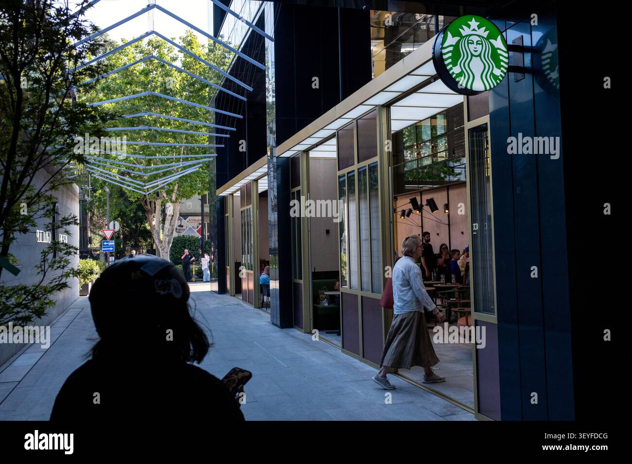 Tbilisi, Georgia. 3 luglio 2026. Il logo verde della sirena Starbucks viene esposto nel primo punto vendita Starbucks della catena il giorno di apertura a Tbilisi, Georgia, il 3 luglio 2026. (Foto di Moe Zoyari/Sipa USA) credito: SIPA USA/Alamy Live News Foto Stock