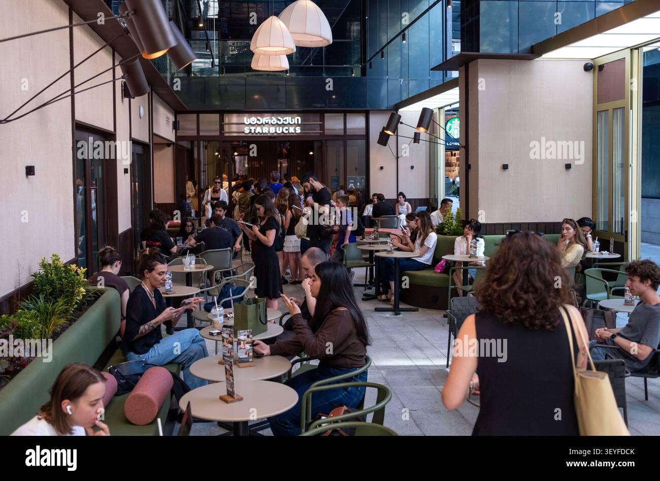 Tbilisi, Georgia. 3 luglio 2026. Le persone trascorrono del tempo presso il primo negozio Starbucks il giorno di apertura a Tbilisi, Georgia, il 3 luglio 2026. (Foto di Moe Zoyari/Sipa USA) credito: SIPA USA/Alamy Live News Foto Stock