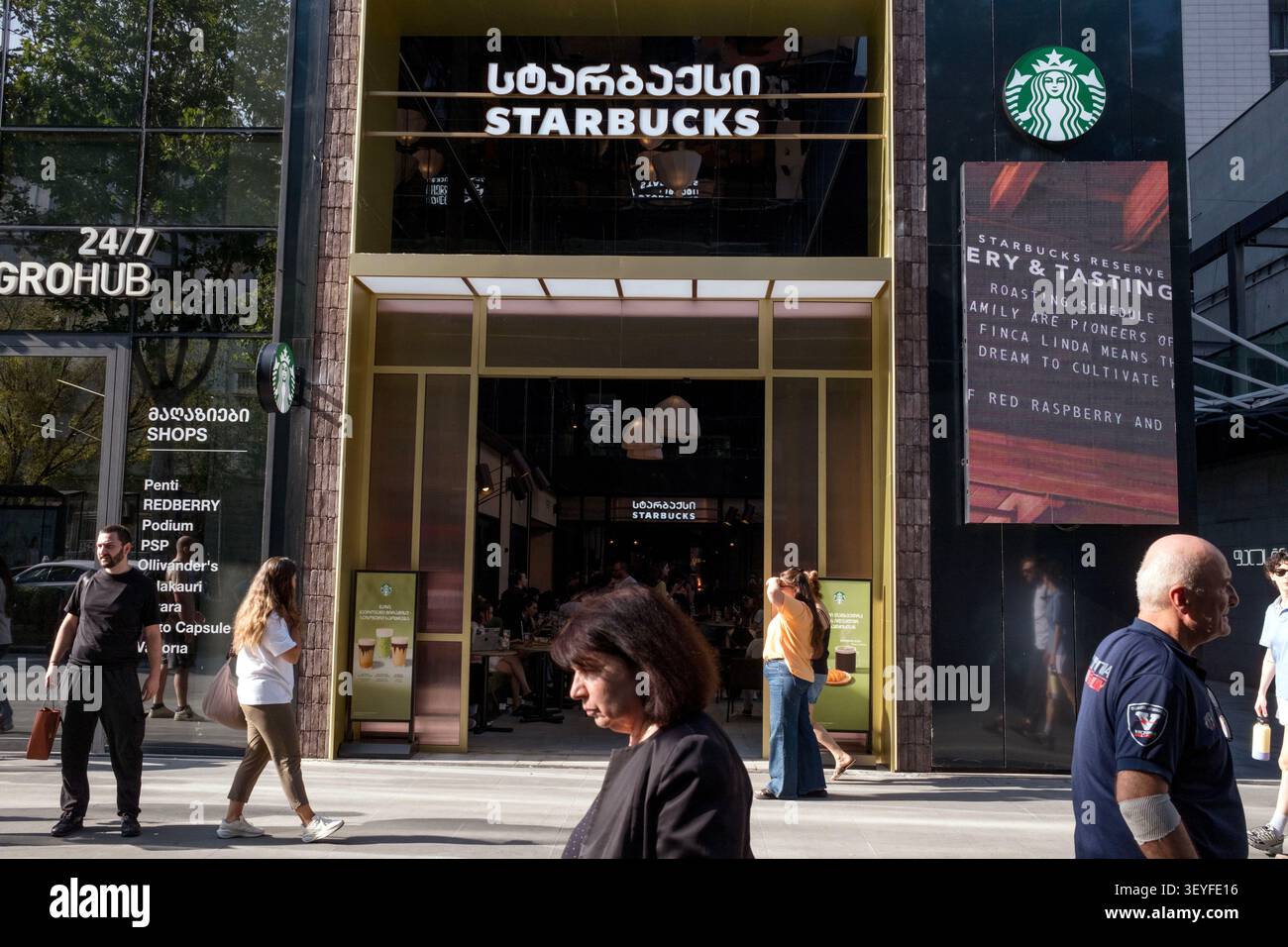 Tbilisi, Georgia. 3 luglio 2026. Le persone passano accanto al primo negozio Starbucks il giorno di apertura a Tbilisi, Georgia, il 3 luglio 2026. (Foto di Moe Zoyari/Sipa USA) credito: SIPA USA/Alamy Live News Foto Stock