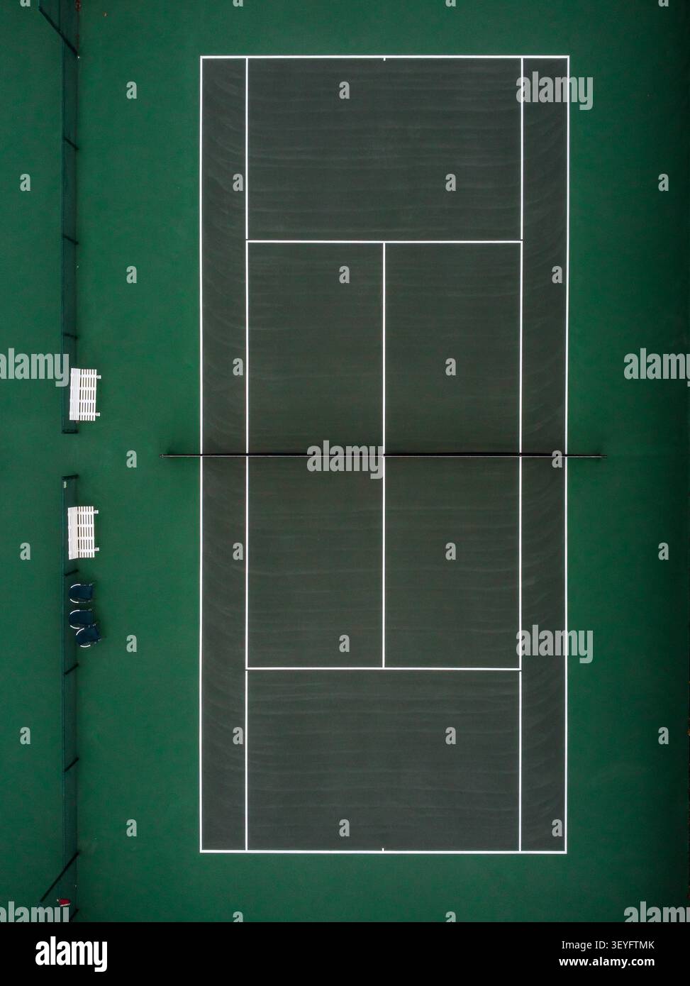 Vista aerea di un campo da tennis verde con linee bianche e rete, con panchine sul lato a Los Angeles, California, Stati Uniti. Foto Stock