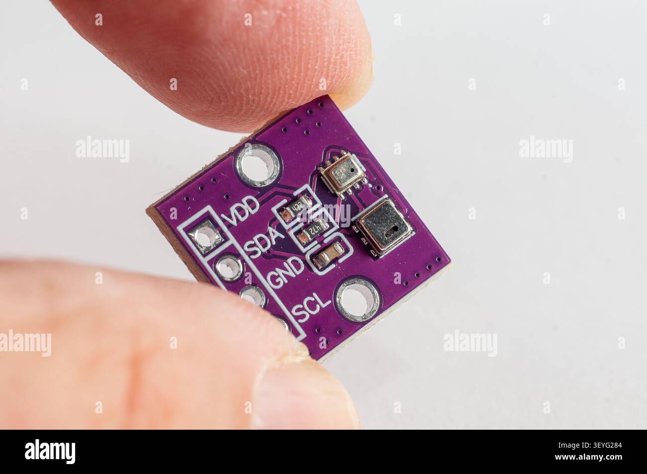 Sensore di temperatura e pressione per una casa intelligente fai da te tenuta in mano Foto Stock