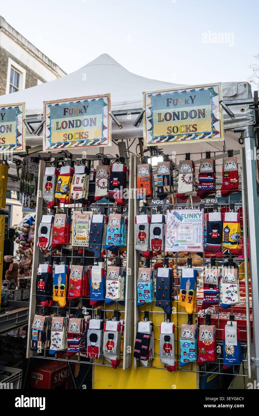 Un'ampia esposizione all'aperto di novità "Funky London Socks" appesa su scaffali al dettaglio in una banchina del mercato di Portobello Road a Notting Hill, Londra, Regno Unito Foto Stock