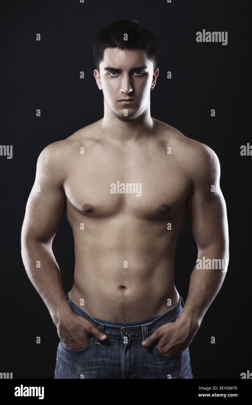 Ritratto di un bel ragazzo con corpo muscolare Foto Stock