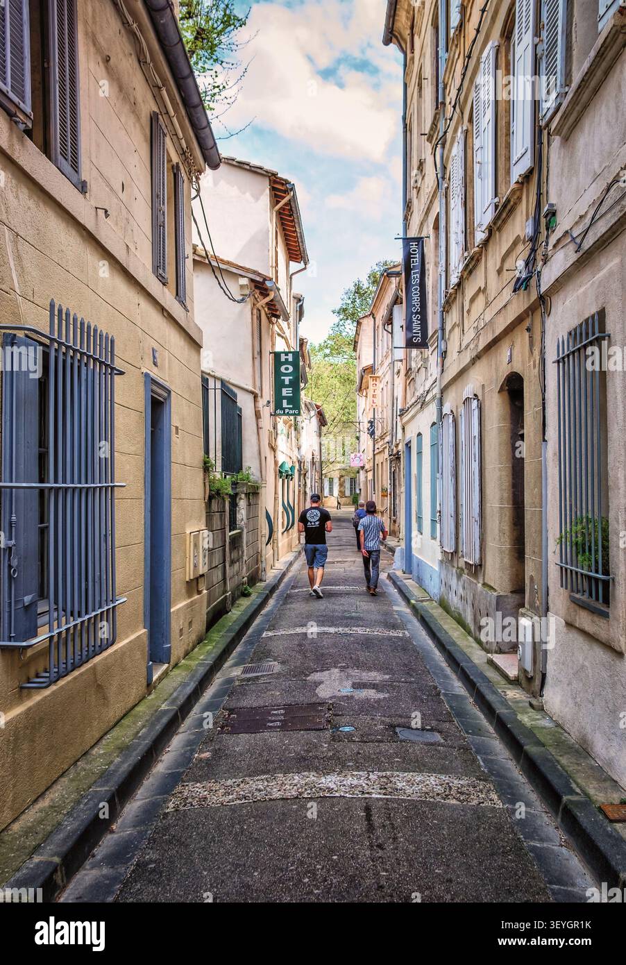 Avignone, Francia, 11 aprile 2026, pedoni che camminano lungo via Agricol Perdiguier Foto Stock