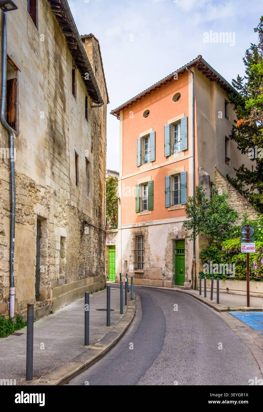 Avignon, Francia, 11 aprile 2026, edificio residenziale Rue du Crucifix Foto Stock