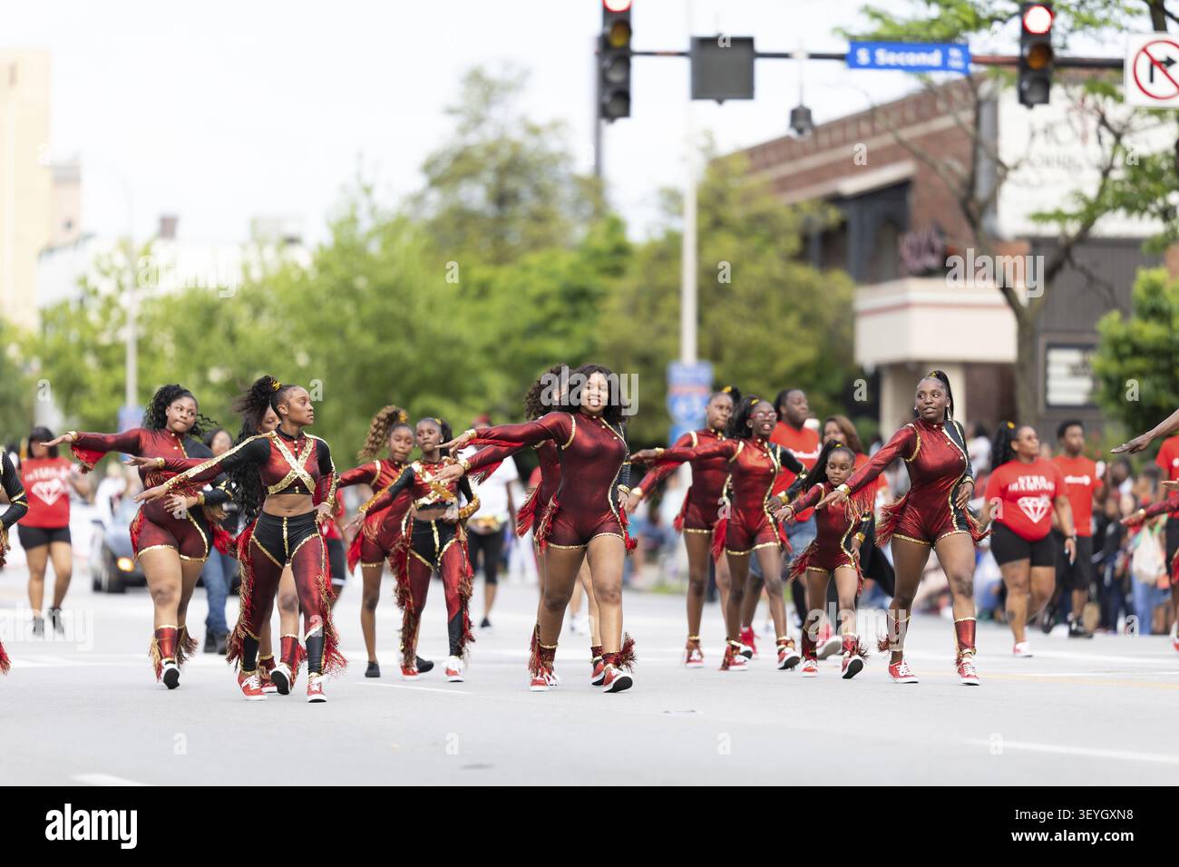Louisville, Kentucky, Stati Uniti d'America - 2 Maggio 2019: il Pegasus Parade, americano africano donne membri della STR8 Diamanti balli durante la sfilata Foto Stock