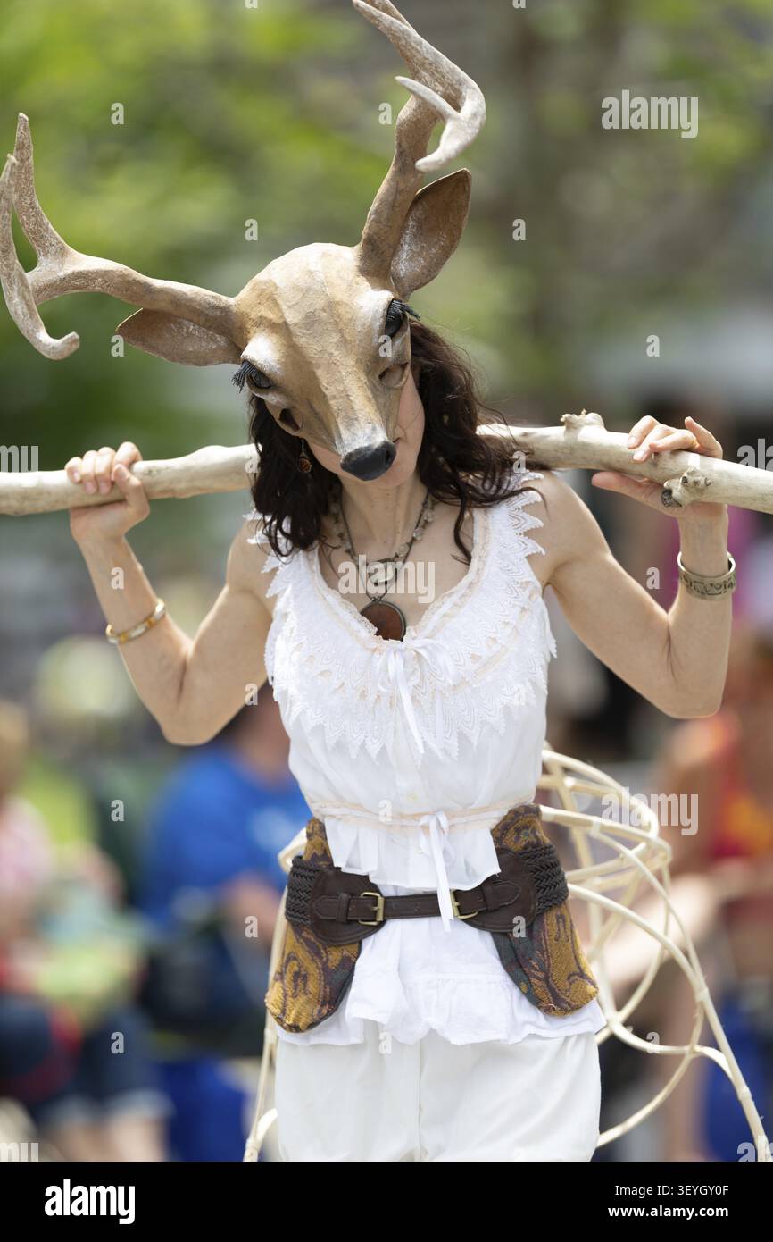 Cleveland, Ohio, Stati Uniti d'America - 8 Giugno 2019: sfilata il cerchio, donna che indossa un cervo maschera facciale Foto Stock
