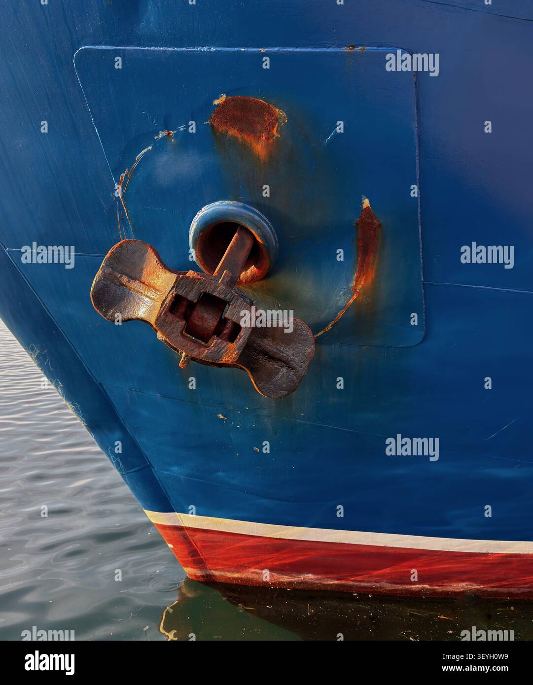 Ancorata di nave arrugginita montata sulla prua di una nave dipinta di blu sopra il Mar Mediterraneo turchese, in Grecia. - Immagine stock catturata con smartphone