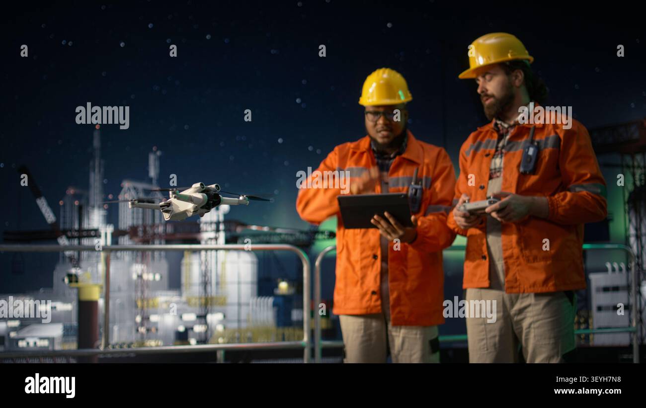 Primo piano del drone utilizzato dagli uomini sulla piattaforma offshore per evitare il blocco del transito per l'ispezione del sito. I lavoratori dei carri di perforazione utilizzano UAV per determinare le posizioni ottimali per le condutture durante le crisi petrolifere, telecamera A. Foto Stock