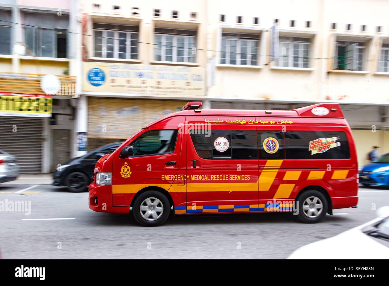 Toyota HiAce servizio di soccorso medico di emergenza furgone del Dipartimento di Vigili del fuoco e soccorso in Malesia guidando su una strada della città Foto Stock