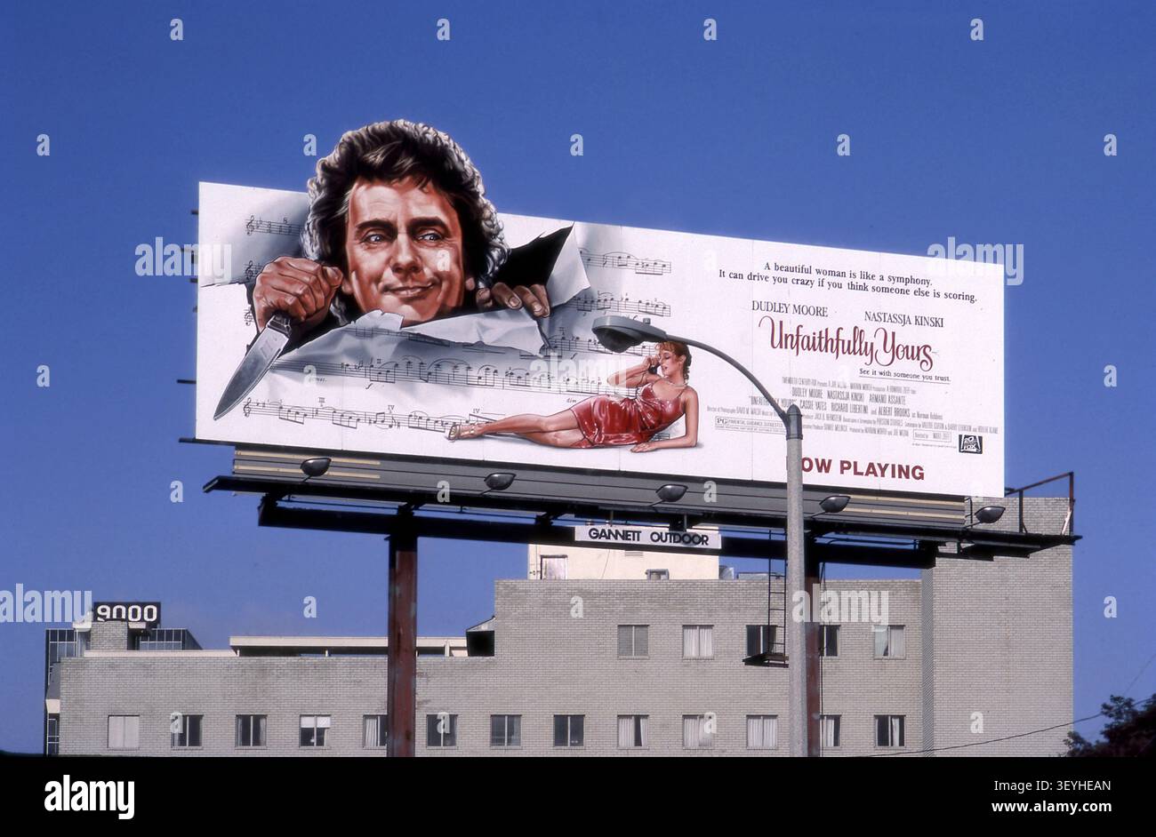 Un cartellone pubblicitario dipinto a mano del 1984 sulla Sunset Strip promuove un film intitolato Unfaithfully Yours con Dudle Moore e Natassja Kinski, Los Angeles, California, USA, 1984 Foto Stock