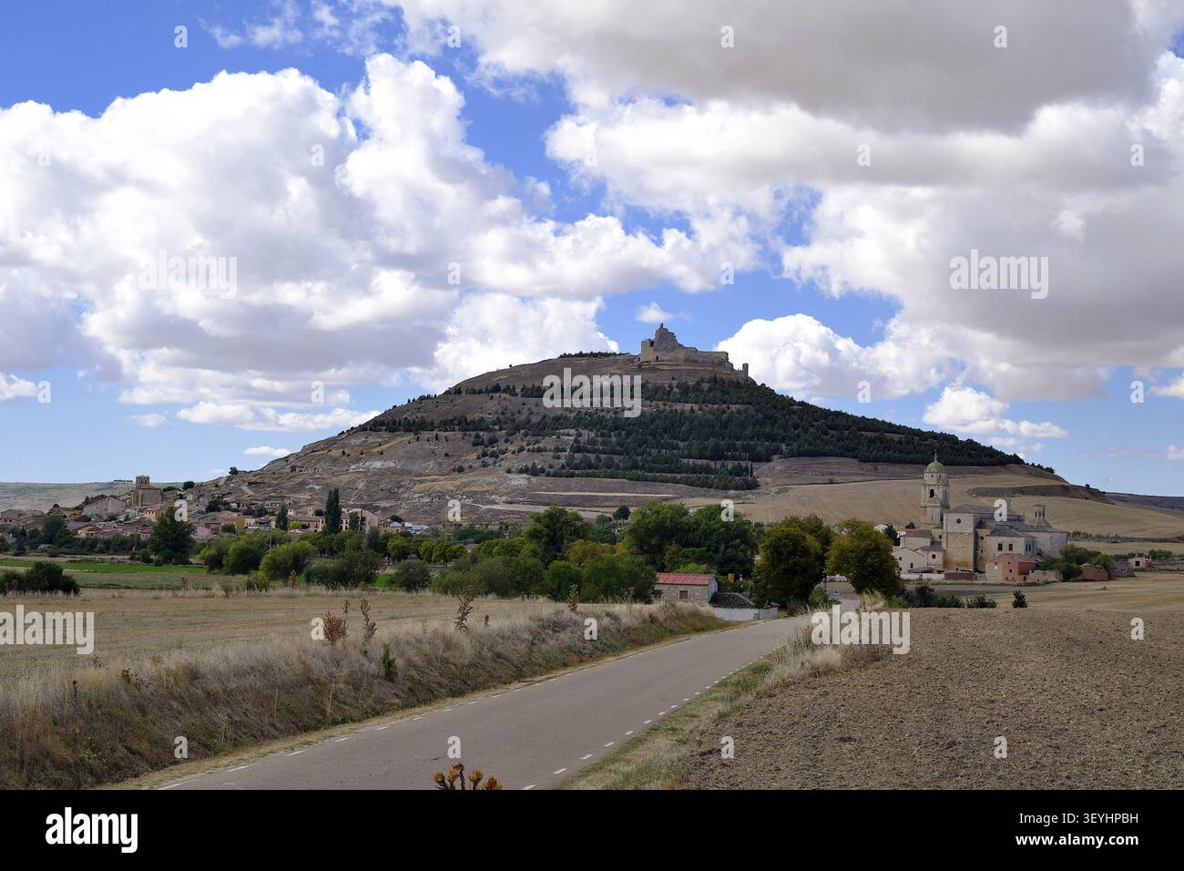 La città di Castrojeriz con il suo castello (Castillo de Castrojeriz), il Camino Frances, il Camino de Santiago, la via spagnola di San Giacomo, Burgos, C Foto Stock