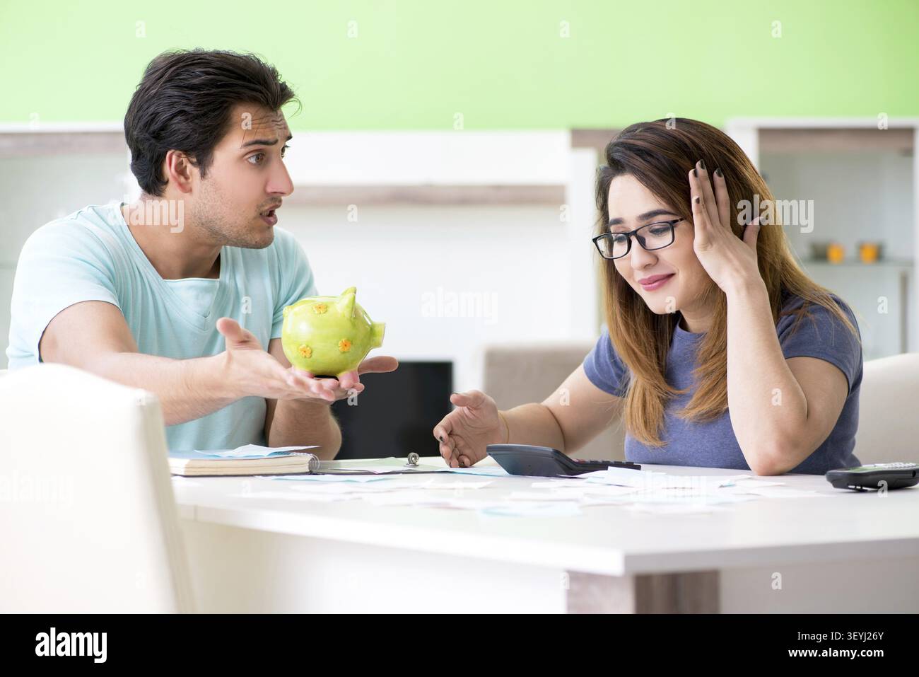 Famiglia giovane lottando con personal finance Foto Stock