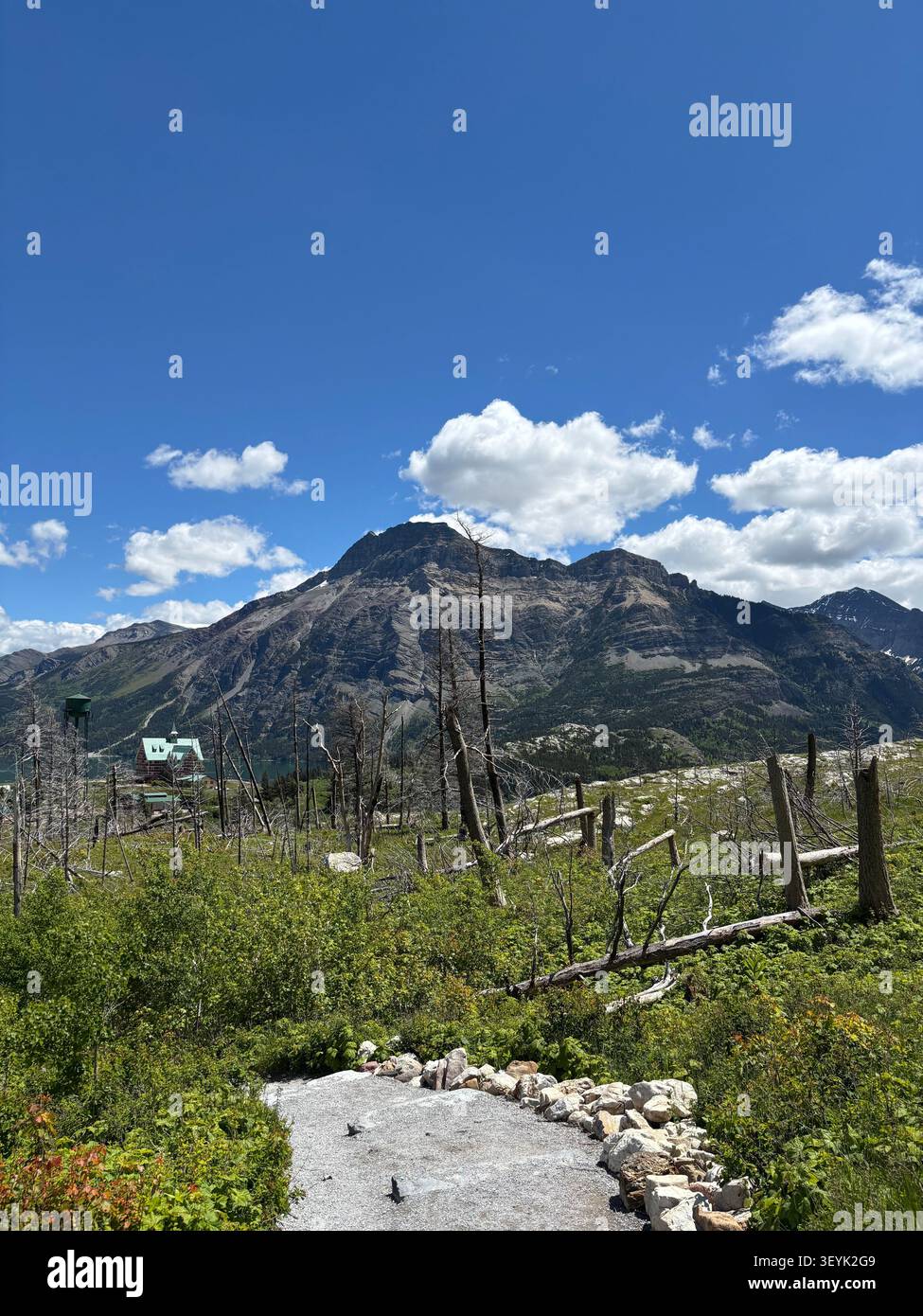 Le aspre cime delle Montagne Rocciose canadesi si innalzano sopra le acque cristalline del lago Waterton, del Waterton Lakes National Park, Alberta, Canada. - Immagine stock catturata con smartphone