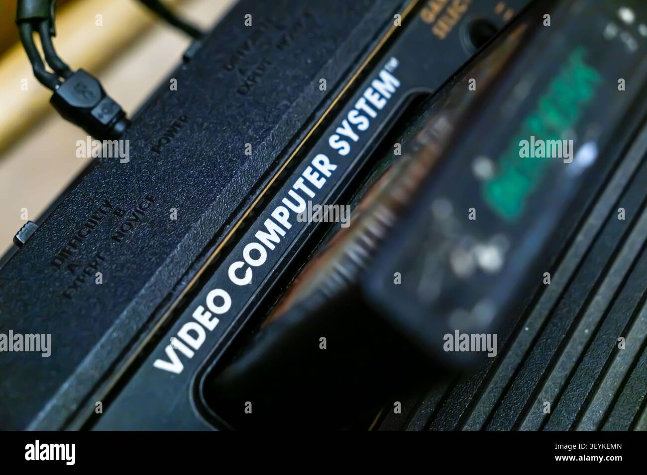 Primo piano di una console per videogiochi Atari Video computer System (VCS) con cartuccia di gioco inserita in una mostra di informatica rétro. Foto Stock