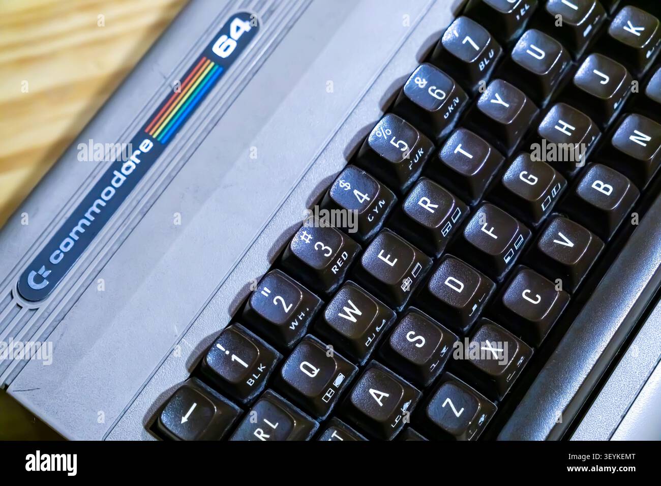 Primo piano della tastiera e del logo di un classico computer per uso domestico Commodore 64 esposto in una mostra di computer retrò. Foto Stock