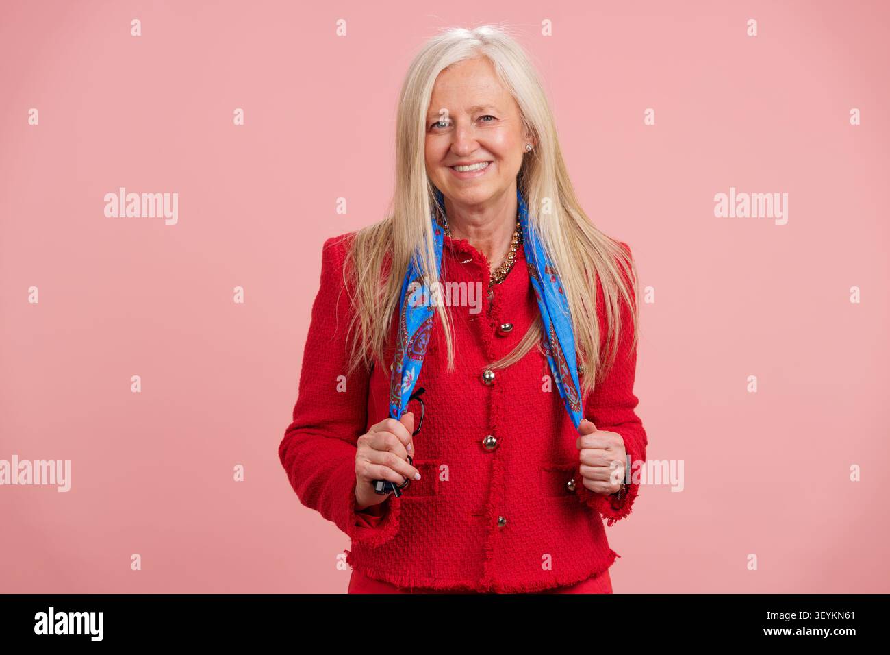 Donna matura sorridente, abbraccia la longevità sana e positiva Foto Stock