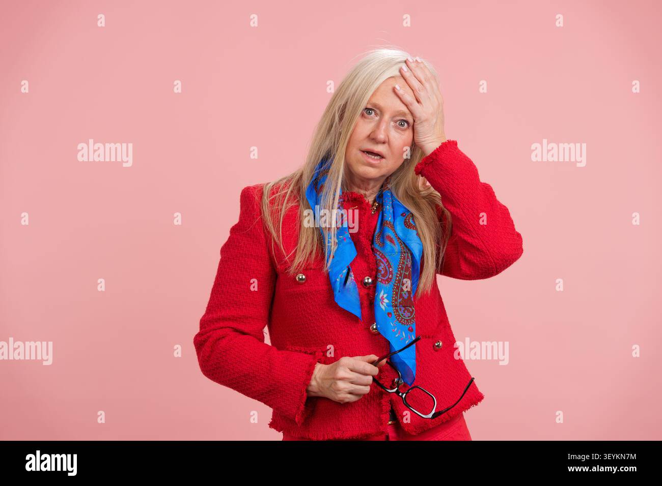 Donna anziana che vive una perdita di memoria e stress Foto Stock